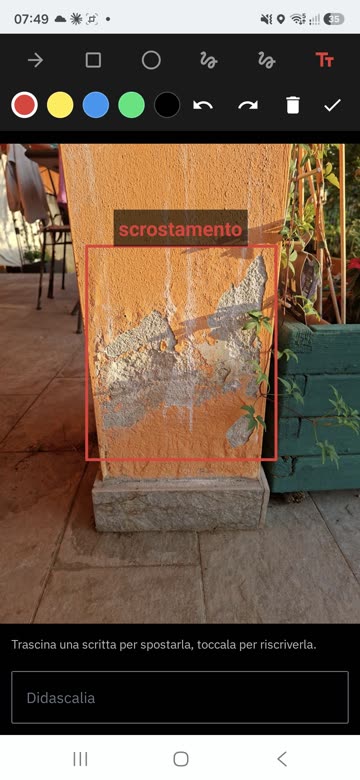 Editor di annotazione con rettangolo ed etichetta di testo su una foto di crepa nell'intonaco, e campo didascalia sotto